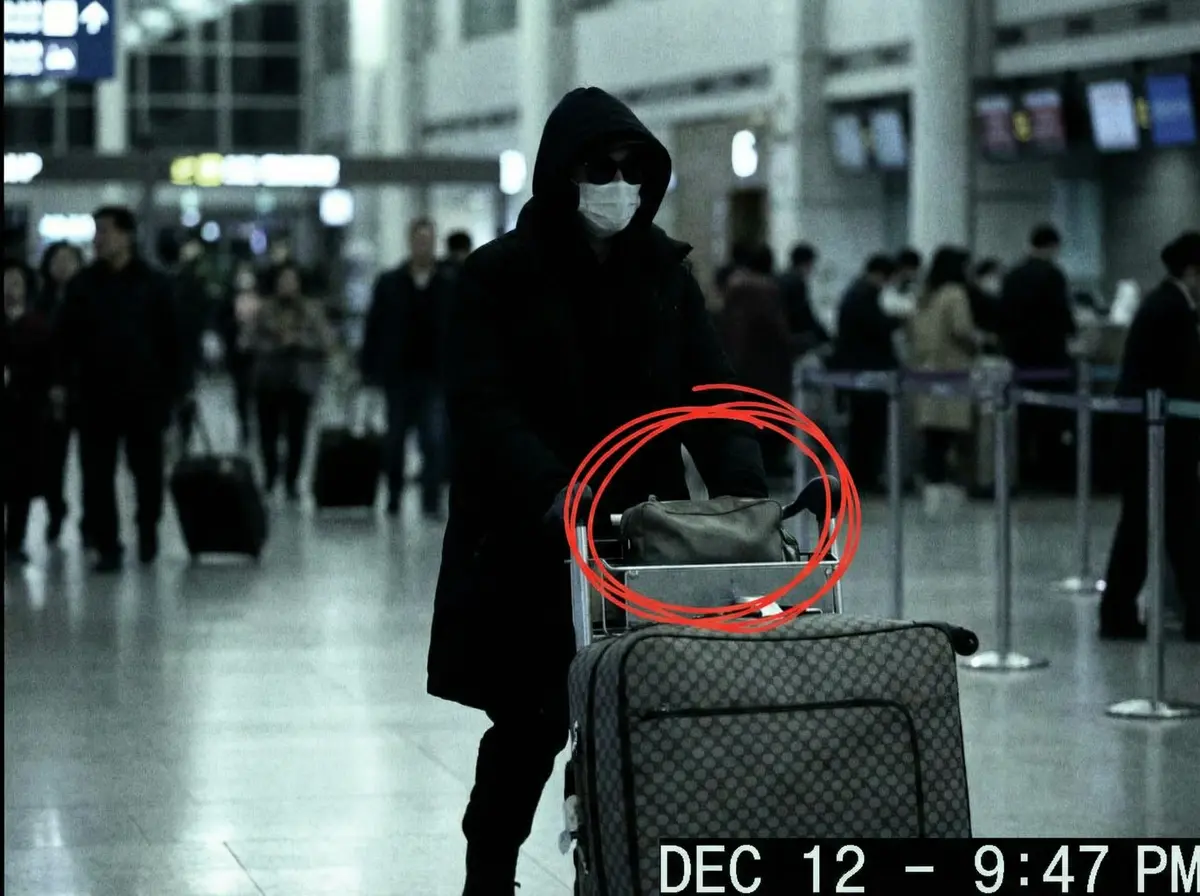 九一吃瓜 机场偷拍 - 神秘礼物袋引发猜测